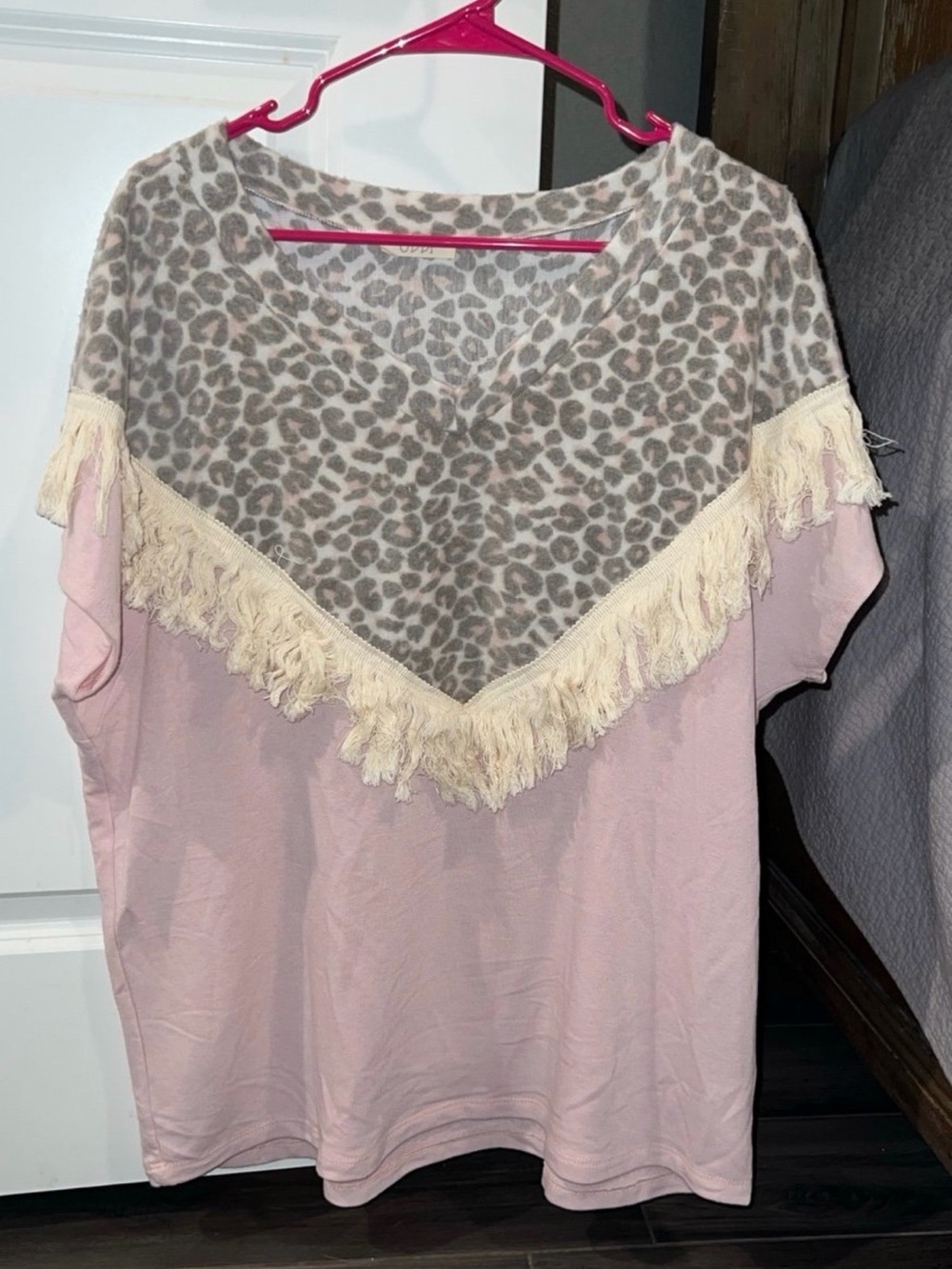 ODDY Pink Short Sleeve V-Yoke Top with Leopard Print and Fringe